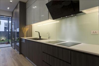 Fa elemek a konyhában - konyha / étkező ötlet, modern stílusban