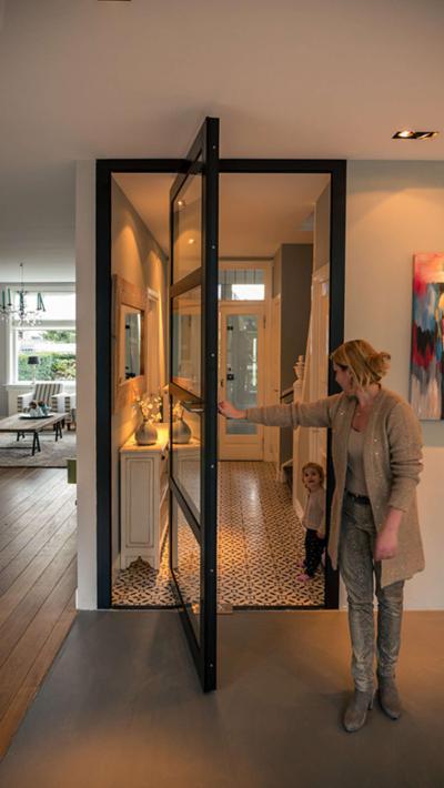 Forgóajtó - előszoba ötlet, modern stílusban