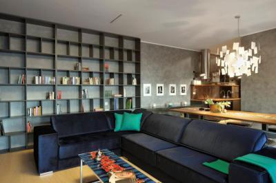 Kék kanapé a nappaliban - nappali ötlet, modern stílusban