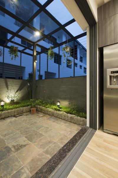 Veranda a konyhából - erkély / terasz ötlet, modern stílusban