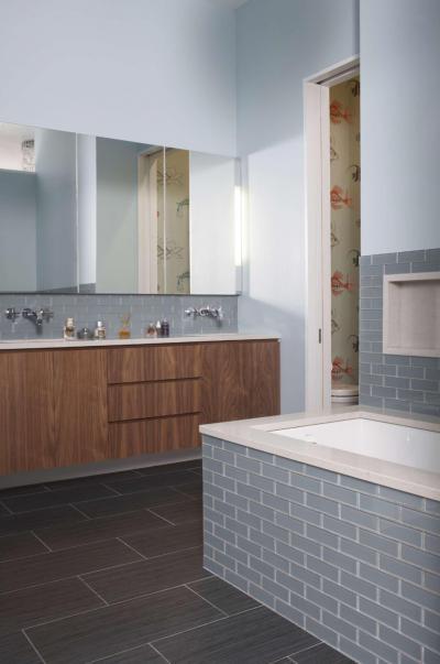 Kék csempe a fürdőben - fürdő / WC ötlet, modern stílusban