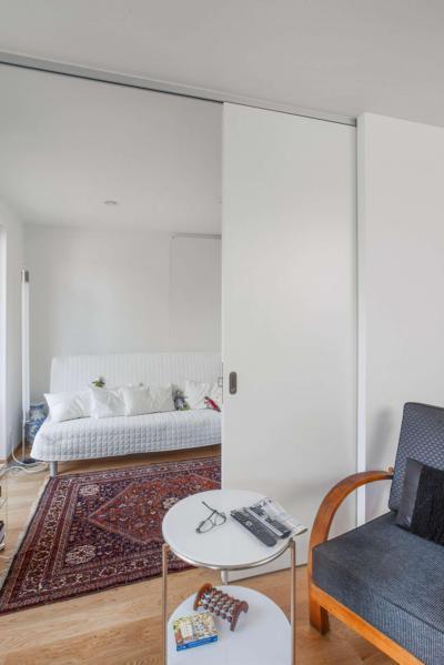 Tolóajtó retró fotellel - nappali ötlet