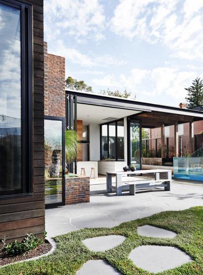 Teraszra nyitott konyha-nappali - erkély / terasz ötlet, modern stílusban