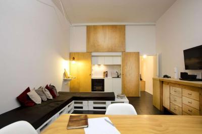 Garzonlakás beépített konyhával - nappali ötlet, modern stílusban