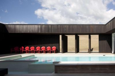 Nagy medence a teraszon - medence / jakuzzi ötlet, modern stílusban