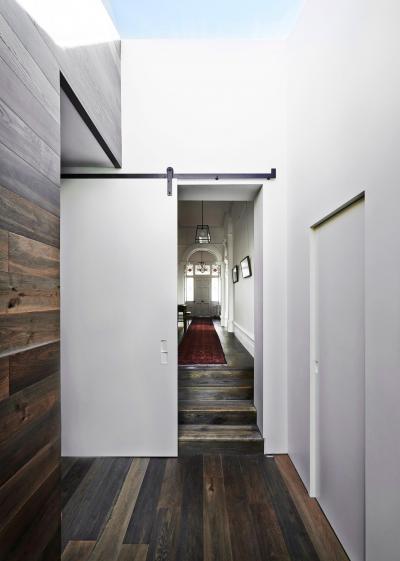 Egyedi tolóajtó - belső továbbiak ötlet, modern stílusban