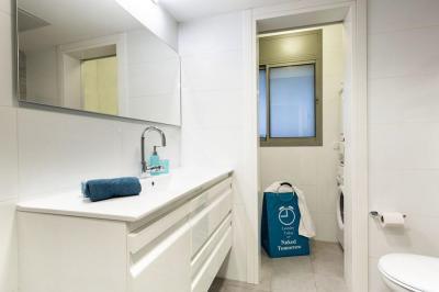 Fehér fürdőszoba - fürdő / WC ötlet, modern stílusban