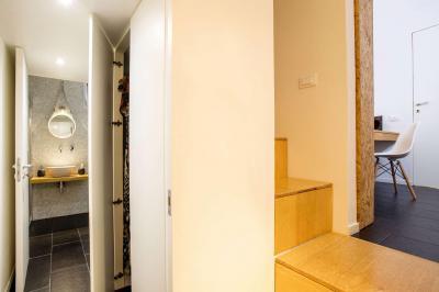 Kis lakás lépcsővel - belső továbbiak ötlet, modern stílusban