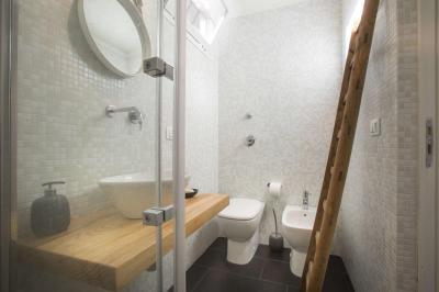 Fürdőszoba mozaikcsempével - fürdő / WC ötlet, modern stílusban