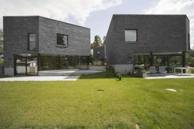 Sötét színű homlokzat - homlokzat ötlet, modern stílusban