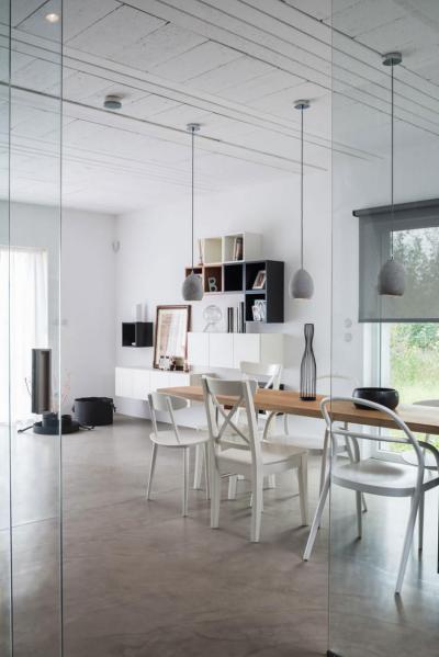 Loftlakás üvegfallal - nappali ötlet, modern stílusban