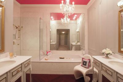 Rózsaszín plafon - fürdő / WC ötlet