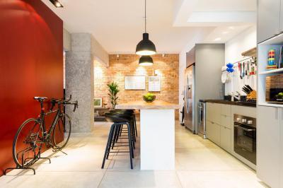 Piros fal a konyhában - konyha / étkező ötlet, modern stílusban