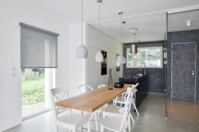 Fehér és sötét színű falak - konyha / étkező ötlet, modern stílusban