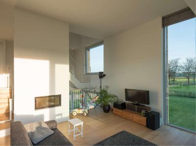 Világos, kertre néző nappali - nappali ötlet, modern stílusban