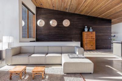 Látványos faburkolatok - nappali ötlet, modern stílusban