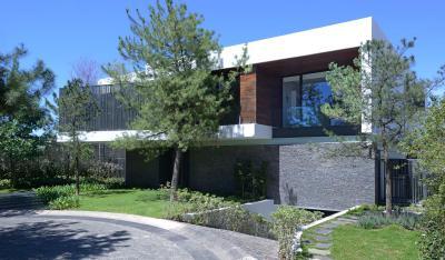 Modern lakóház kétféle burkolattal - homlokzat ötlet, modern stílusban