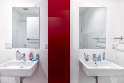 Fehér fürdőszoba piros burkolattal - fürdő / WC ötlet, modern stílusban