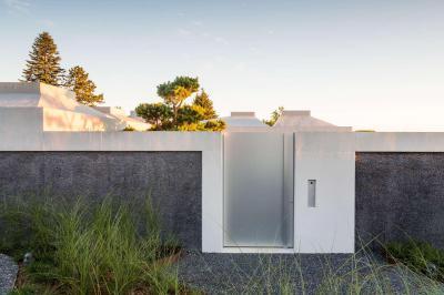 Zárt kerítés rendszer - bejárat ötlet, modern stílusban