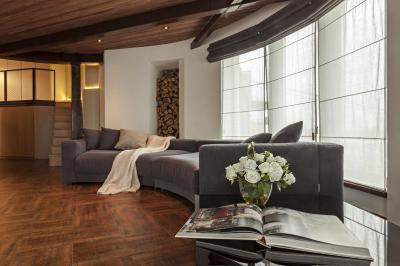 Íves kanapé - nappali ötlet, modern stílusban