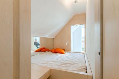 Kicsi hálófülke a tetőtérben - háló ötlet, modern stílusban