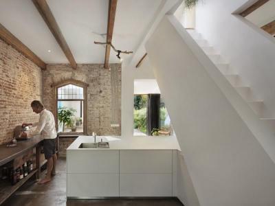 Modern konyha rusztikus környezetben - konyha / étkező ötlet