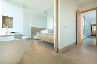 Modern szaniterek a fürdőben - fürdő / WC ötlet, modern stílusban