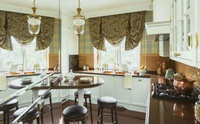 Klasszikus konyha tapétával - konyha / étkező ötlet, klasszikus stílusban