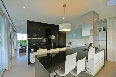 Fekete fehér konyha - konyha / étkező ötlet, modern stílusban