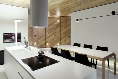 Fehér konyhabútor fekete székekkel - konyha / étkező ötlet, modern stílusban