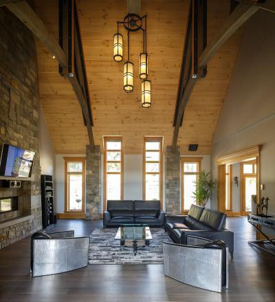 Nagy belmagasság a nappaliban - nappali ötlet, modern stílusban