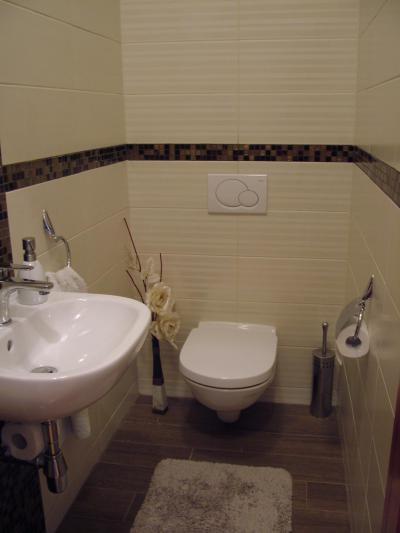 Vécé helyiség mozaikcsempével - fürdő / WC ötlet, modern stílusban