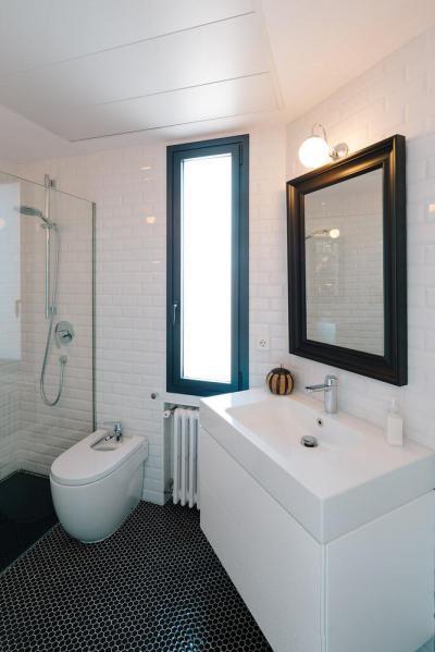 Fehér fürdőszoba a tetőtérben - fürdő / WC ötlet, modern stílusban