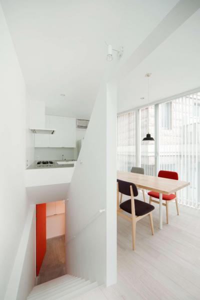 Konyha a lépcső tetején - belső továbbiak ötlet, modern stílusban