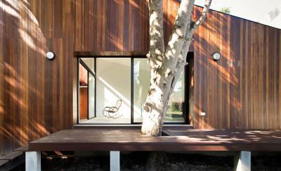 Fa homlokzatburkolat terasszal - homlokzat ötlet, modern stílusban