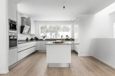 Hófehér konyha - konyha / étkező ötlet, minimál stílusban