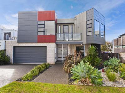 Bejárati ajtó25 - homlokzat ötlet, modern stílusban