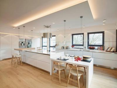 Nagy konyha fehér bútorral - konyha / étkező ötlet, modern stílusban