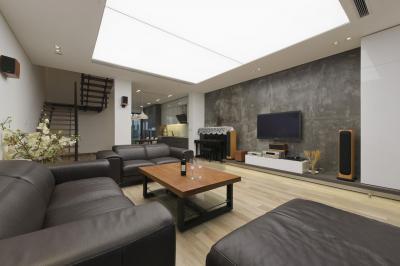 Nappali bőrkanapéval és mennyezeti ablakkal - nappali ötlet, modern stílusban