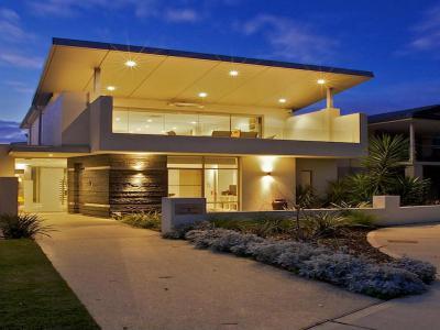 Bejárati ajtó30 - homlokzat ötlet, modern stílusban