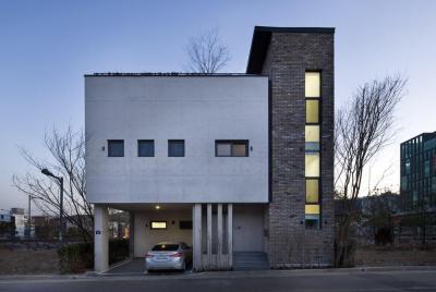 Kocsibeálló a földszinten - homlokzat ötlet, modern stílusban