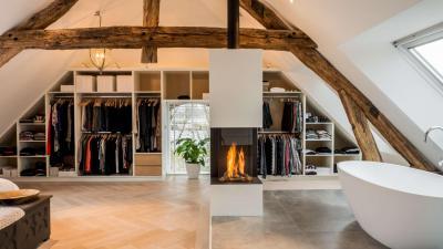 Egyterű fürdő gardrób kandallóval - tetőtér ötlet