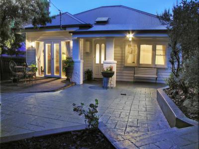 Bejárati ajtó37 - kert / udvar ötlet