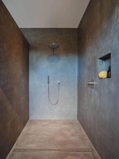 Puritán zuhanyzó minimál berendezéssel - fürdő / WC ötlet, minimál stílusban