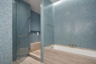 Mozaikcsempe és fapadló - fürdő / WC ötlet, modern stílusban