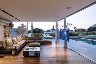 Teraszra nyitott nappali - nappali ötlet, modern stílusban