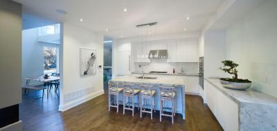 Fehér konyhabútor konyhaszigettel - konyha / étkező ötlet, modern stílusban