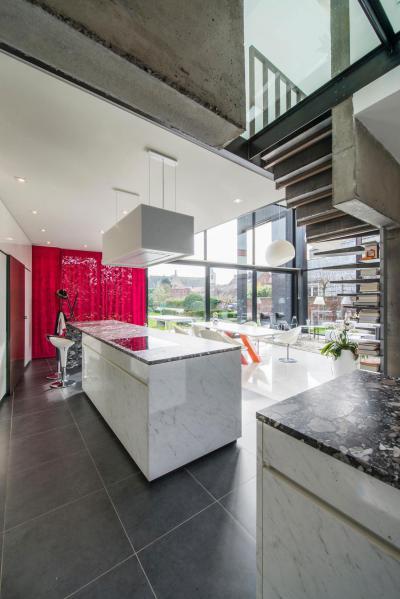 Modern konyha nagy ablakokkal - konyha / étkező ötlet, modern stílusban