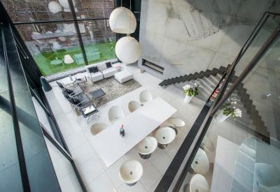 Nagy belmagasság a nappaliban - nappali ötlet, modern stílusban