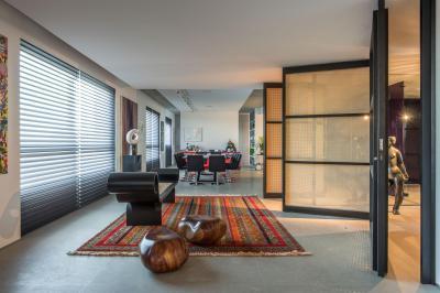 Egzotikus enteriőr sok ajtóval - nappali ötlet, egzotikus stílusban